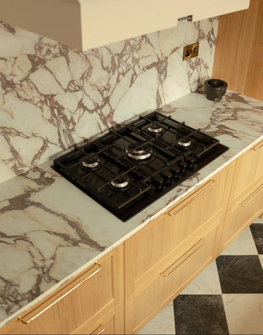 Sự kết hợp hoàn hảo giữa bàn đảo và đá trắng vân mây ốp bếp