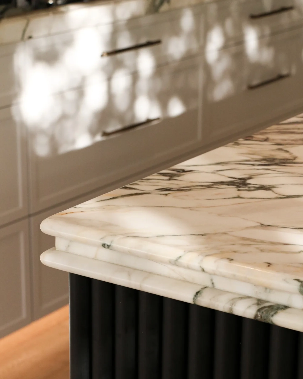 Không gian bếp bừng sáng nhờ sử dụng đá trắng vân mây ốp bếp