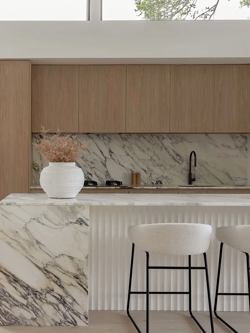 Mẫu đá trắng vân mây ốp bếp có khả năng chịu nhiệt và chống thấm nước  