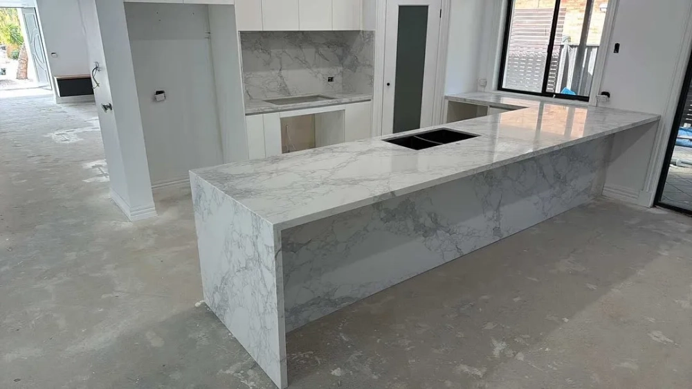 Thiết kế bếp hiện đại với đá trắng vân mây ốp bếp nhân tạo