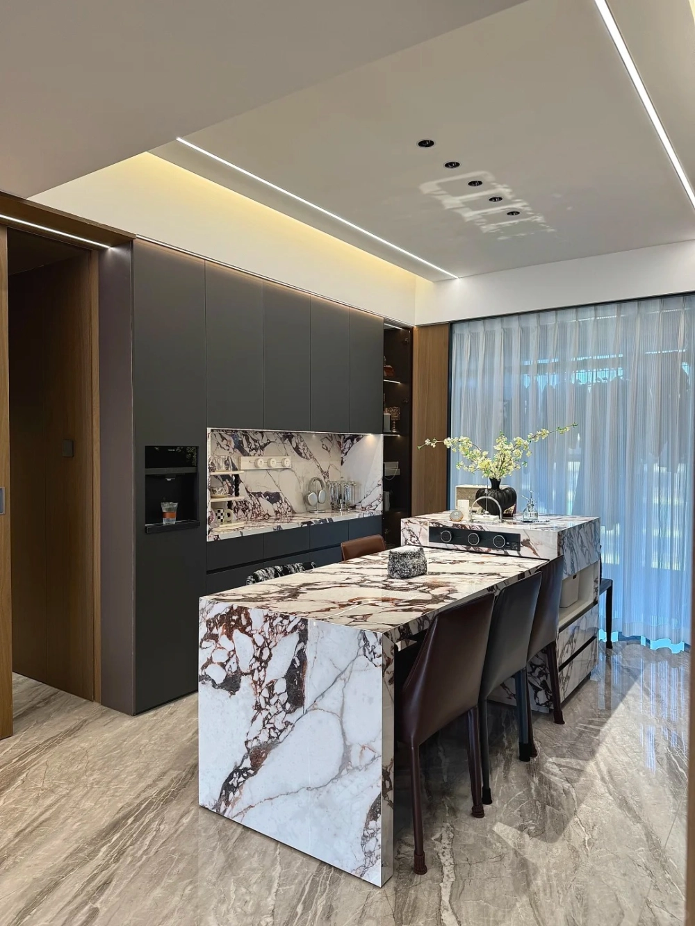 So sánh vật liệu đá và gỗ cho mặt bàn đảo bếp quầy bar