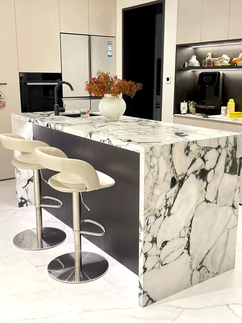 Thiết kế bếp chữ L có thêm đảo bếp quầy bar