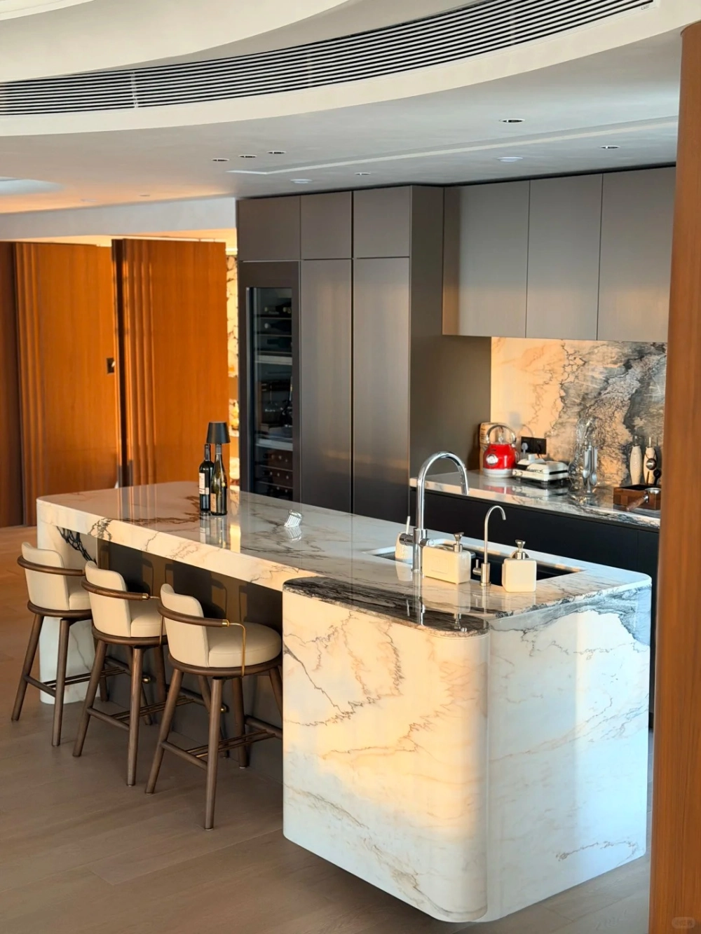 Mặt đảo bếp quầy bar bằng đá thạch anh chống trầy