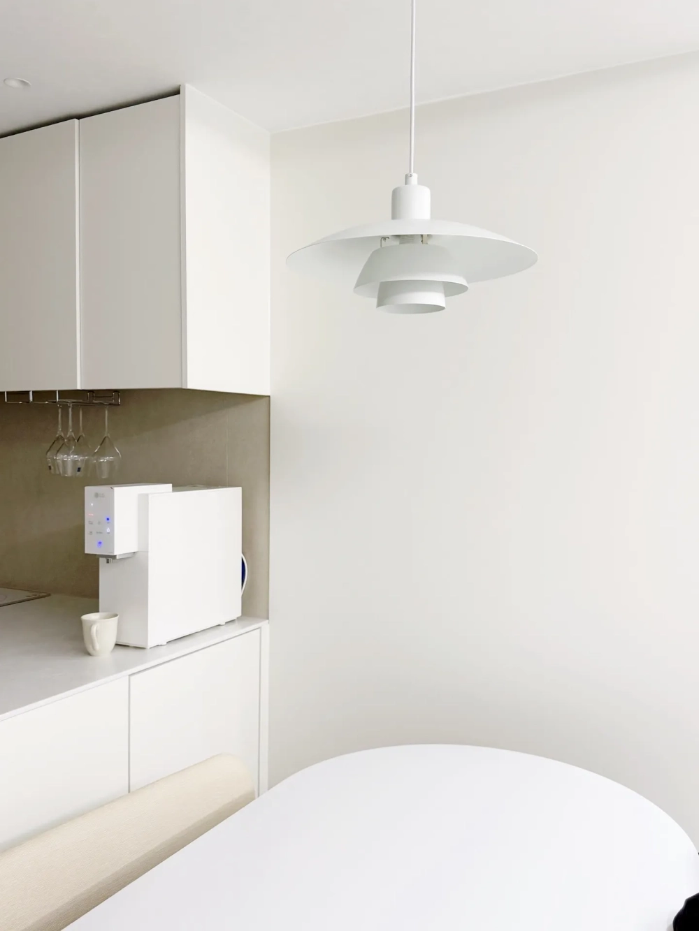 Đèn thả màu đen mờ sang trọng cho nội thất tối màu