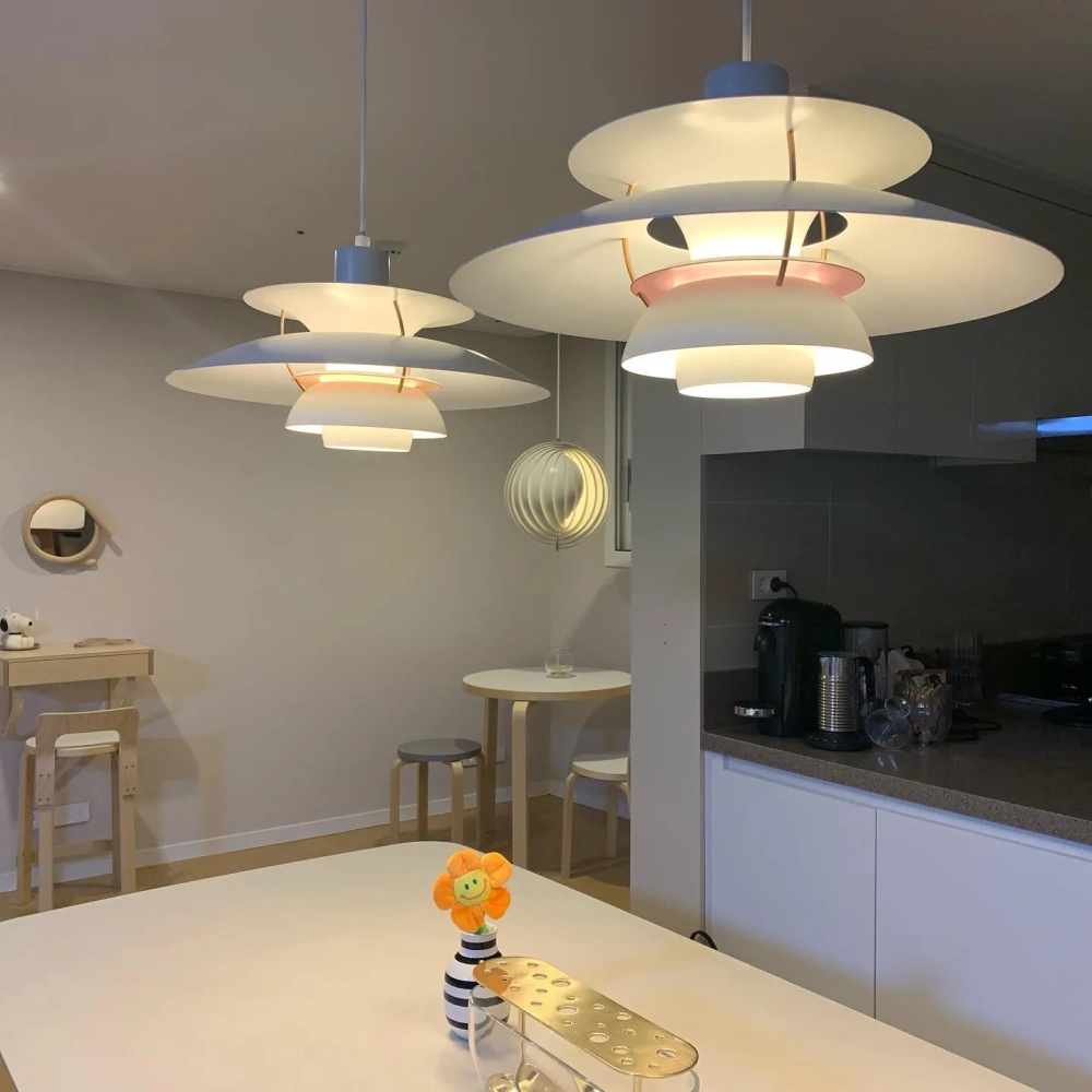 Ánh sáng vàng ấm từ đèn thả chất liệu đồng