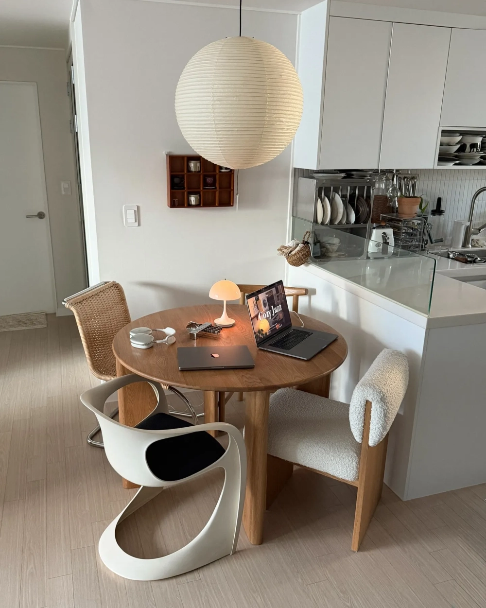 Trang trí phòng khách với đèn thả chao vải cổ điển