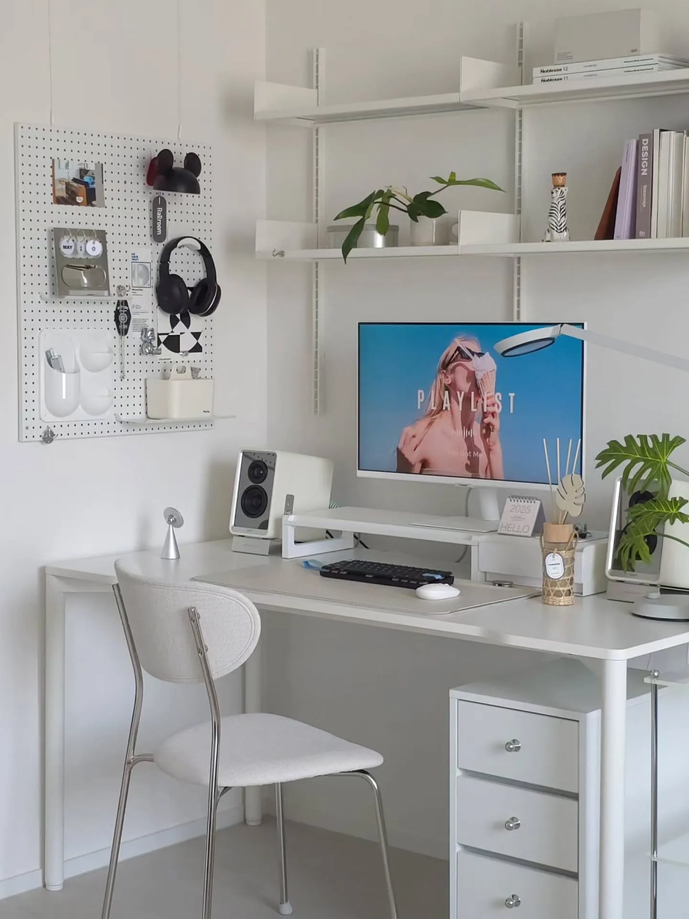 Kệ sách gỗ mini giúp sắp xếp đồ decor để bàn khoa học