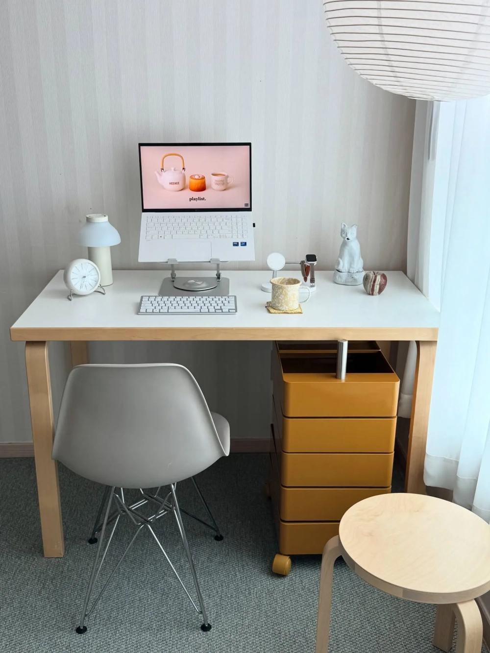 Mẫu đồ decor để bàn phong cách tối giản giúp không gian làm việc thanh lịch