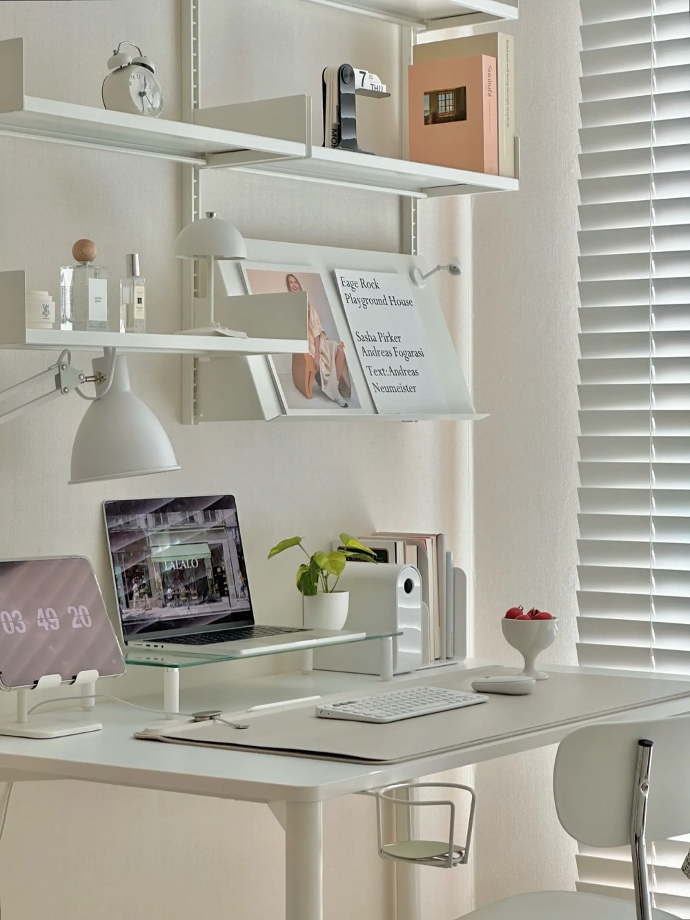 Giá đỡ điện thoại tích hợp trang trí bàn làm việc