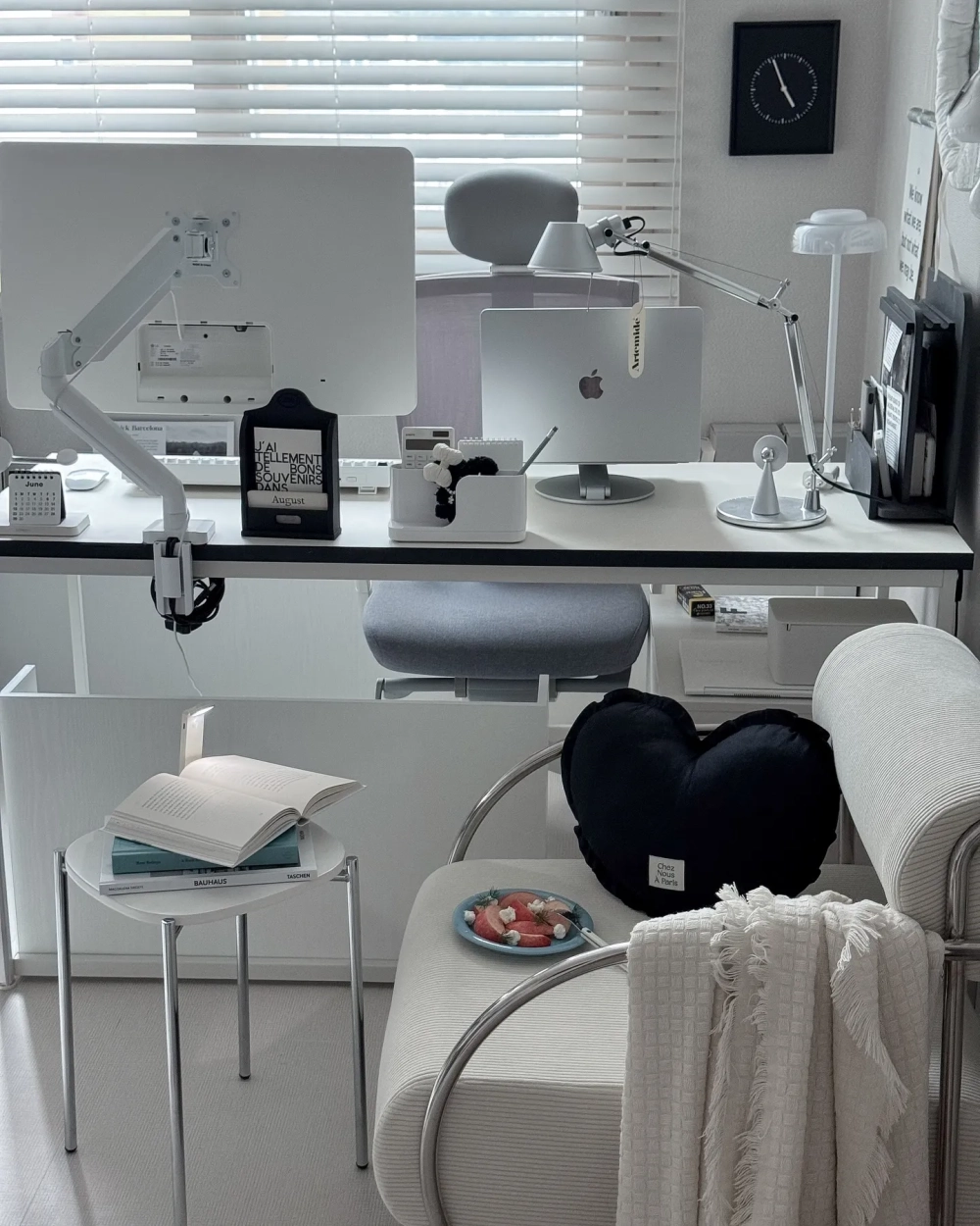 Kệ đựng bút kim loại mạ vàng làm đồ decor để bàn sang trọng