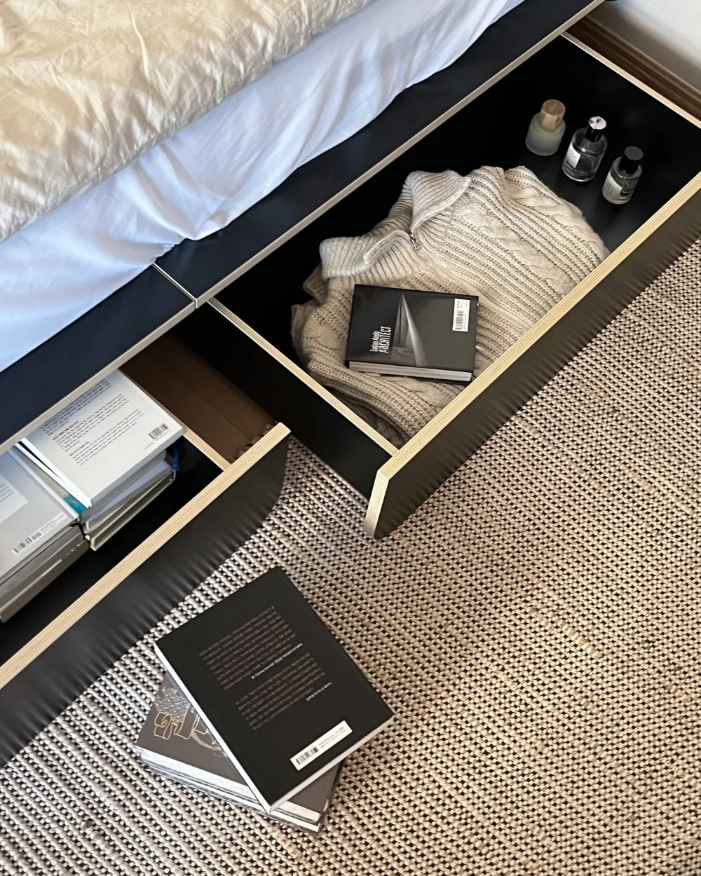 Mẫu giường ngủ thông minh tích hợp hộc kéo tiện lợi màu trắng