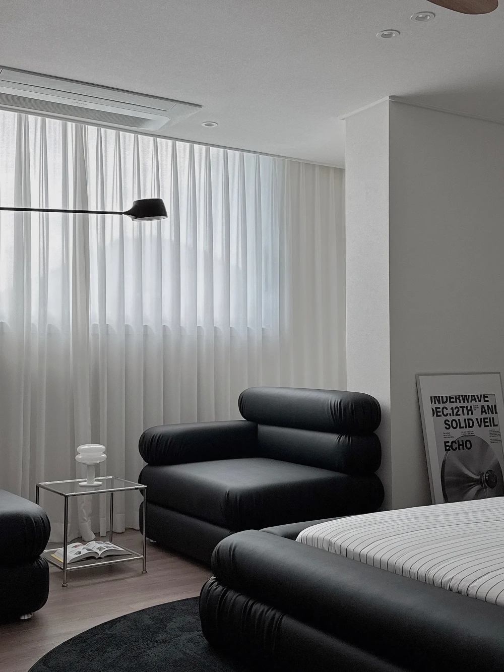 Giường ngủ bọc da đen thiết kế phao nổi bật và phá cách