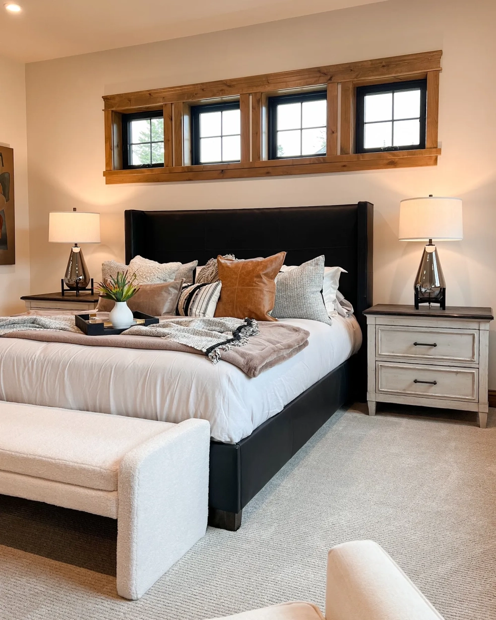 Giường ngủ bọc da đen sang trọng trong phòng ngủ hiện đại