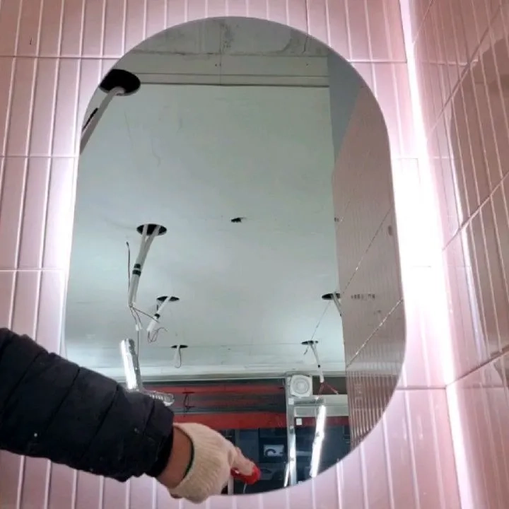 Nút nguồn cảm ứng đèn led hiện đại trên mặt gương