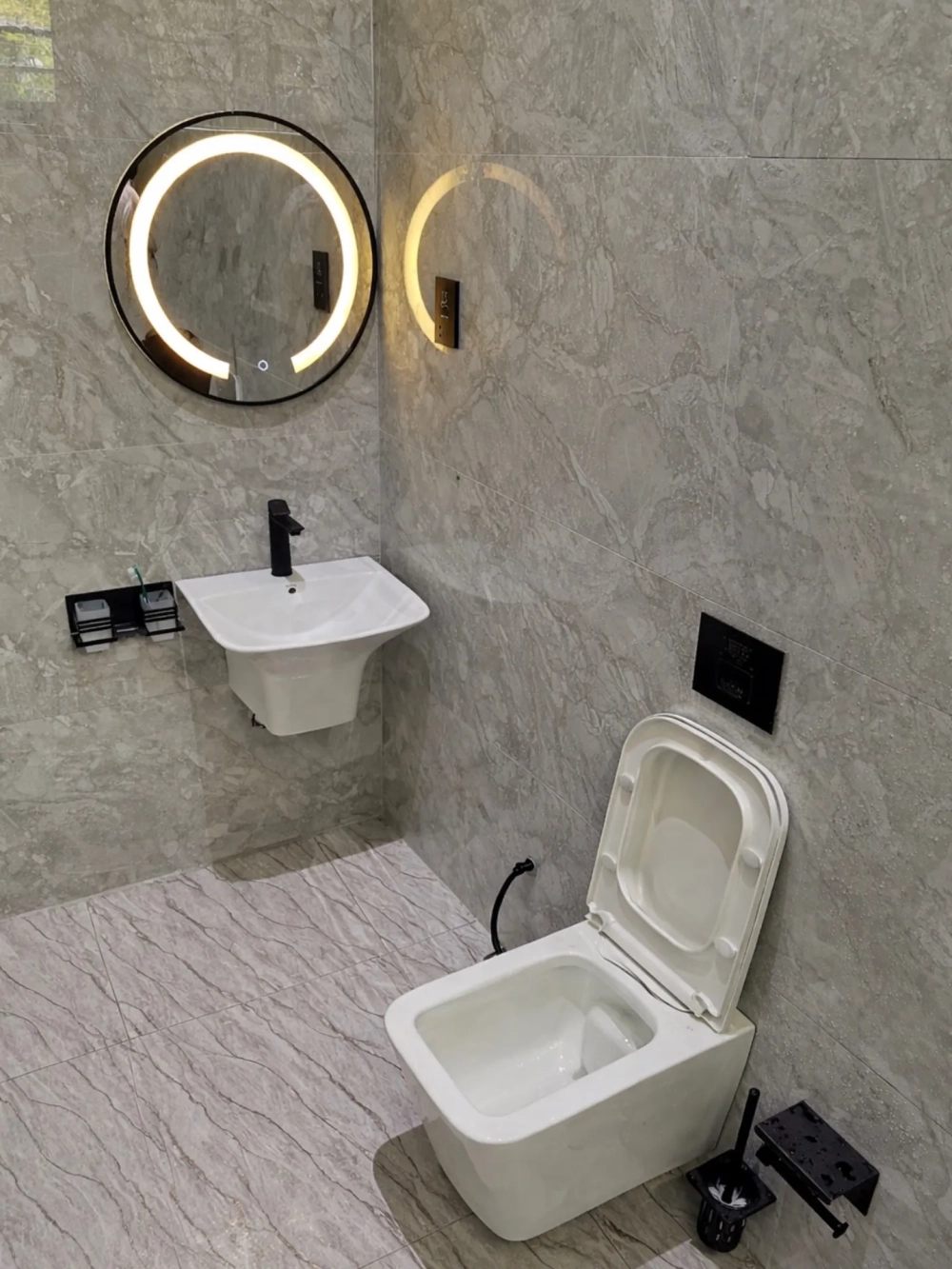 Cảm ứng chạm siêu nhạy trên bề mặt gương led nhà tắm