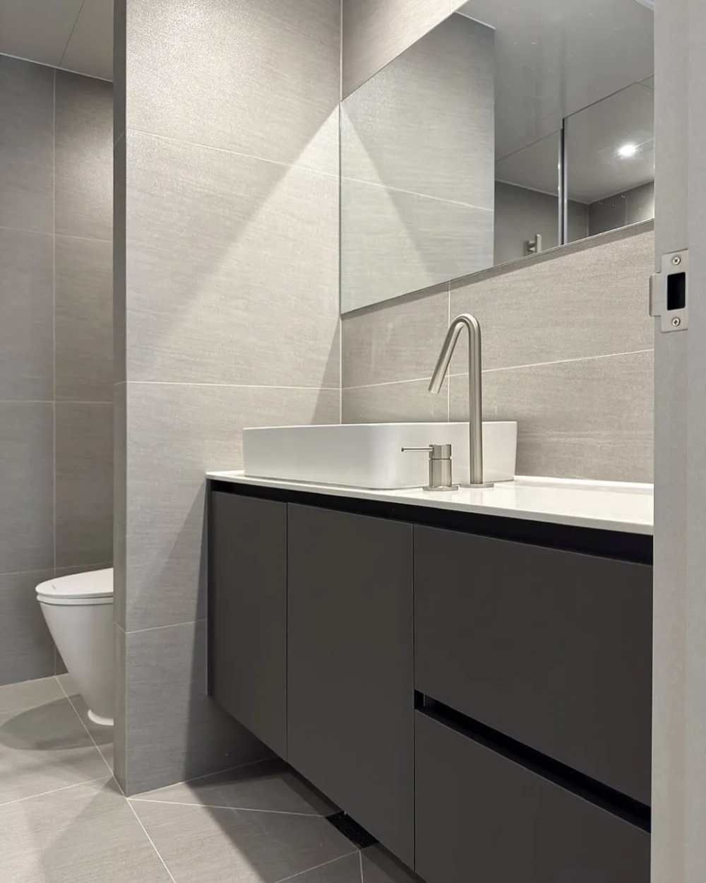 Lavabo đặt bàn hình chữ nhật cùng tủ chậu màu xám