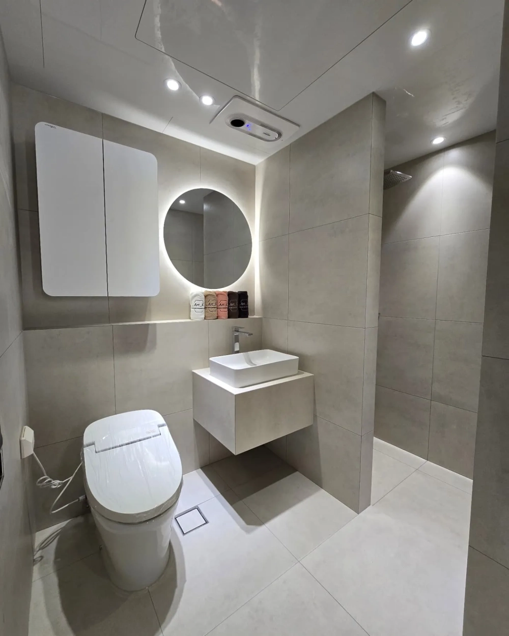 Lavabo đặt bàn vuông nhỏ gọn cho phòng tắm tối giản