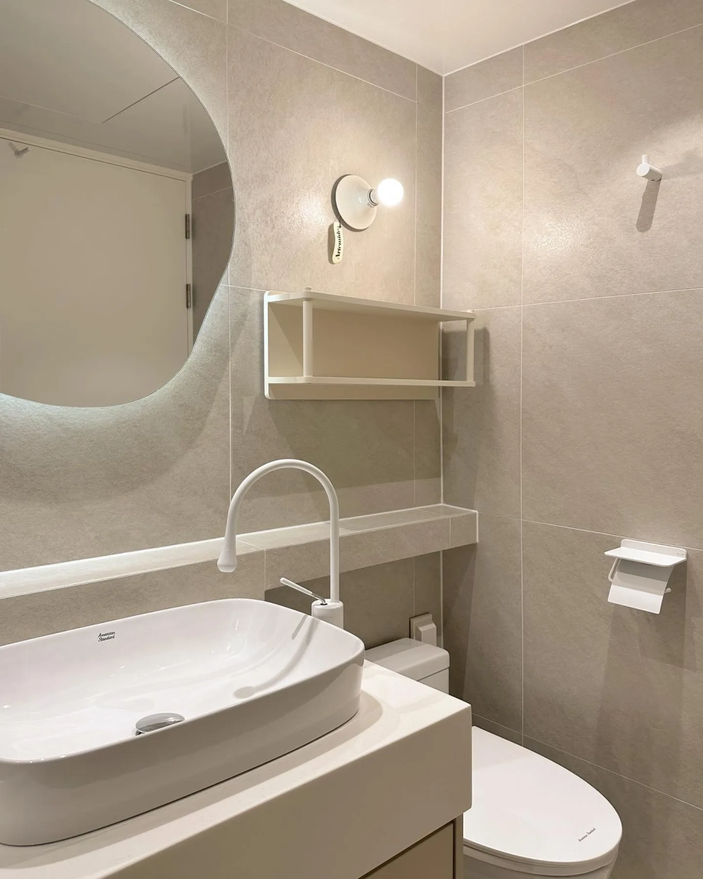Lavabo đặt bàn oval và vòi nước trắng tinh tế