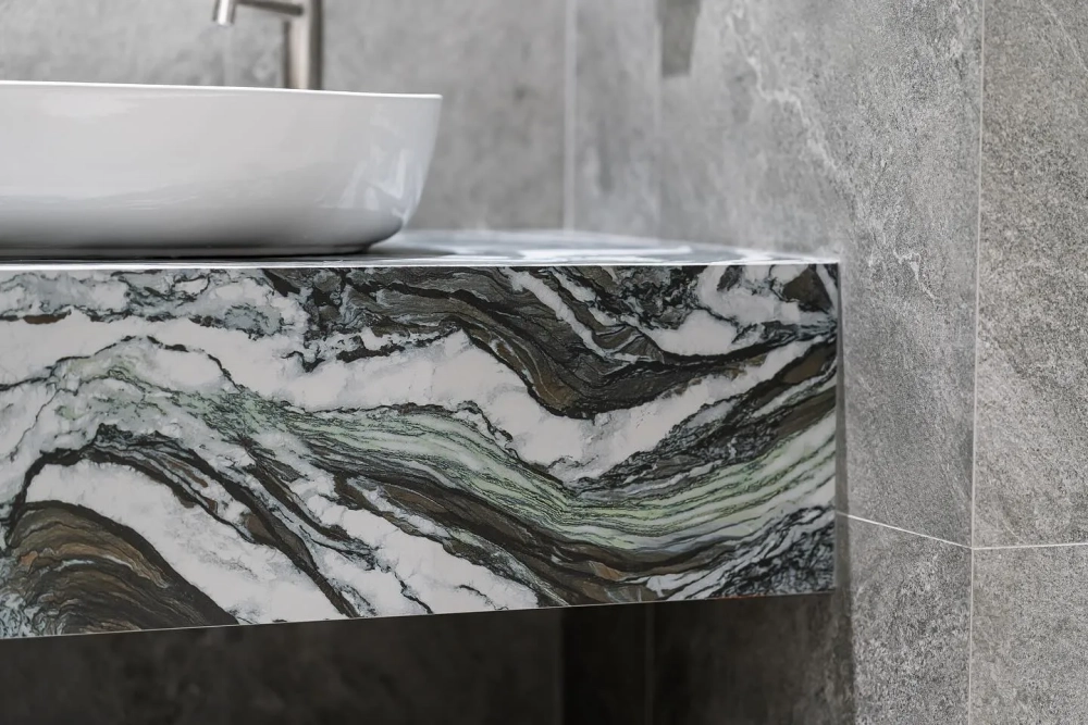 Cận cảnh lavabo đặt bàn trên mặt đá marble cao cấp