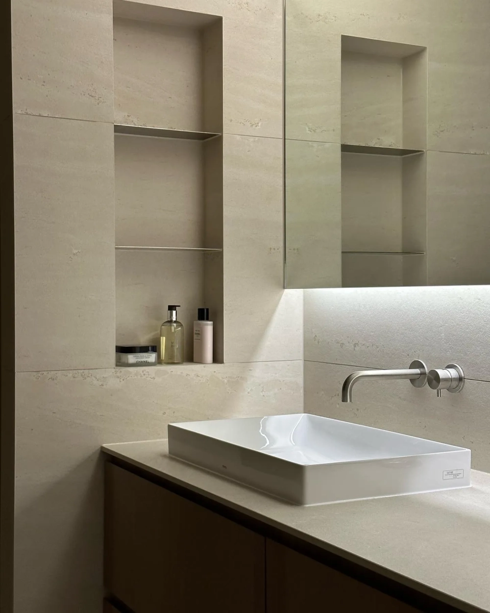 Lavabo đặt bàn chữ nhật sang trọng cạnh kệ đá âm tường