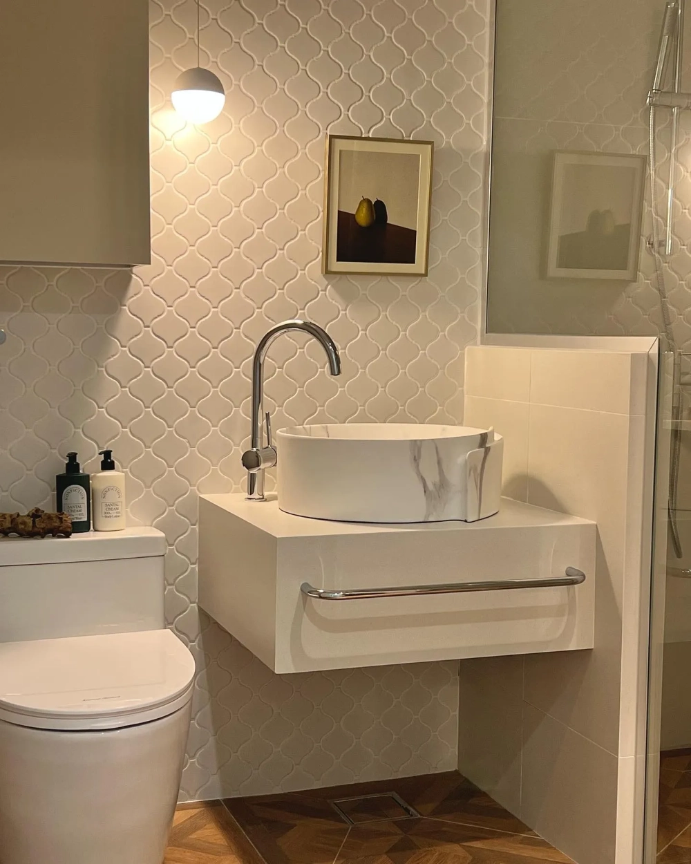 Lavabo đặt bàn vân đá cẩm thạch trên nền gạch vảy cá