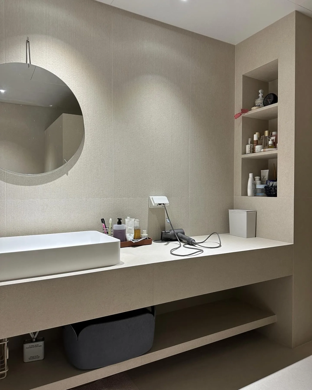 Lavabo đặt bàn dáng dài trên mặt đá phòng tắm tinh tế