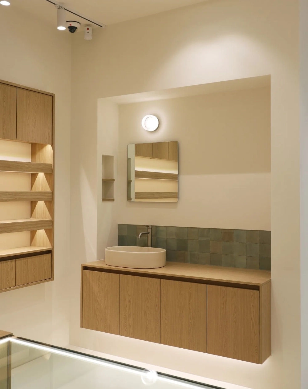 Lavabo đặt bàn màu kem trên hệ tủ gỗ trang nhã