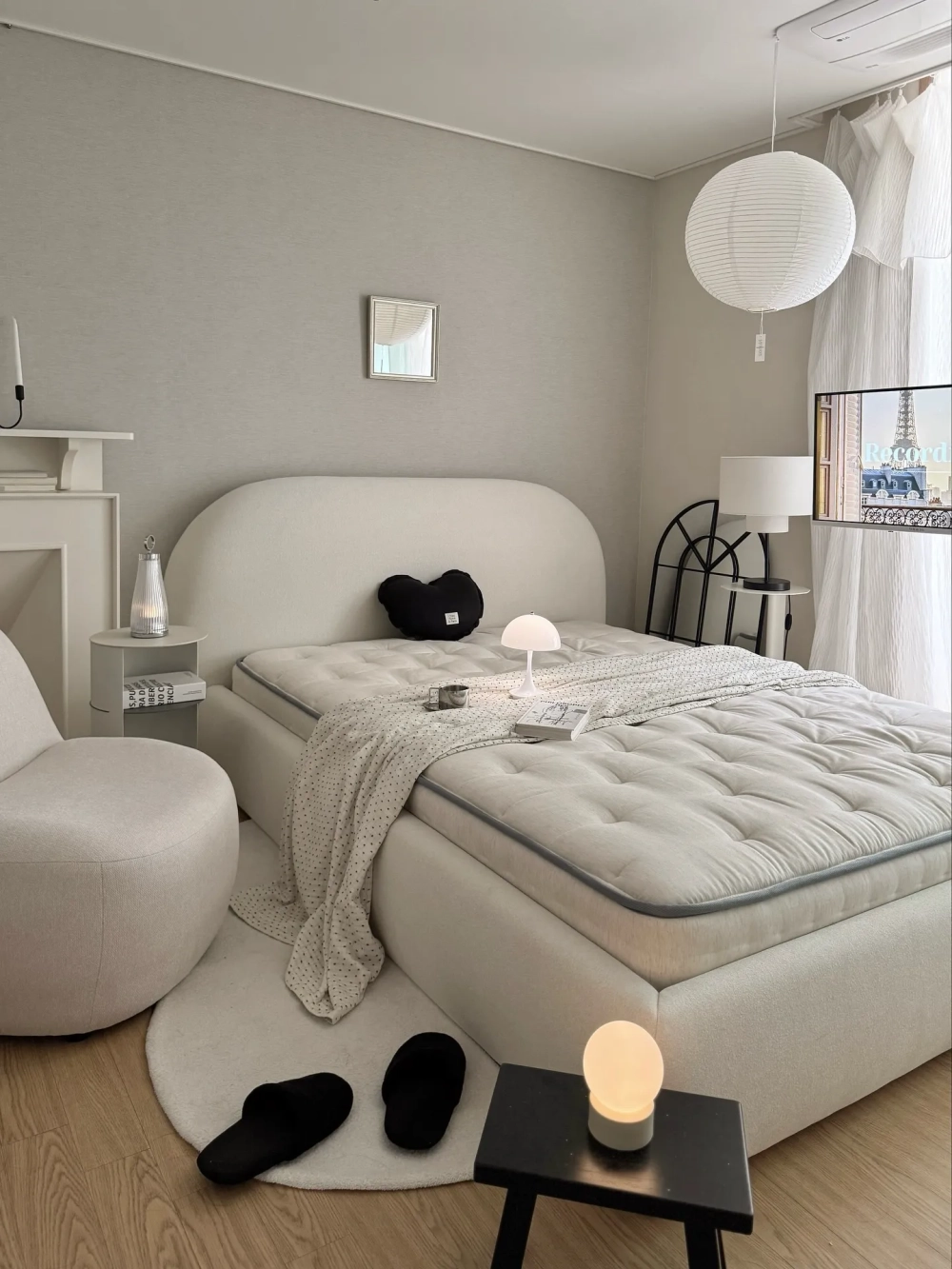 Mẫu thiết kế nội thất phòng ngủ master phong cách tối giản với tông màu trung tính sang trọng