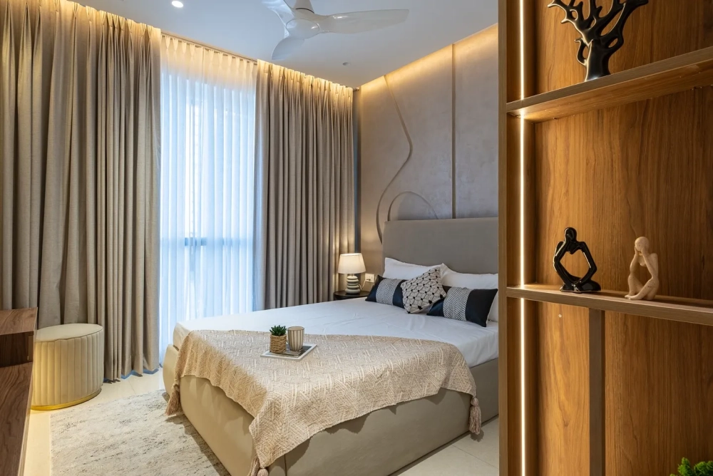 Bố trí giường ngủ lớn và bàn trang điểm trong phòng ngủ master