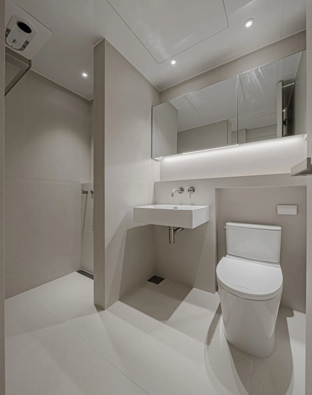 Chậu rửa treo tường vuông vắn trong phòng tắm hiện đại