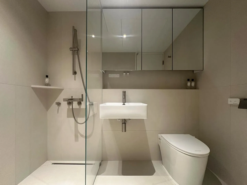 Chậu rửa mặt chữ nhật thanh lịch ở phòng tắm hiện đại