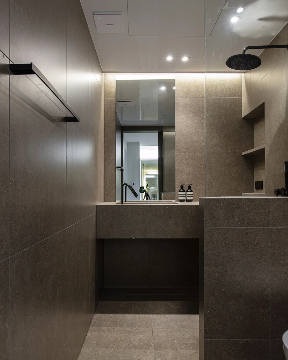 Sen tắm đen mờ nổi bật giữa phòng tắm hiện đại