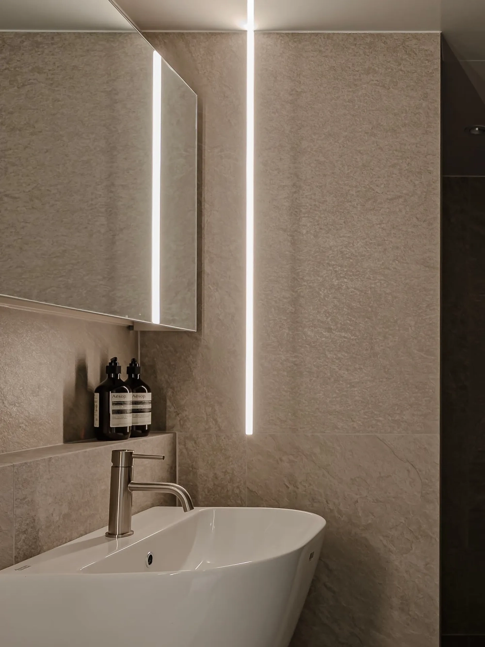 Thiết kế phòng tắm hiện đại tông đen huyền bí và tinh tế