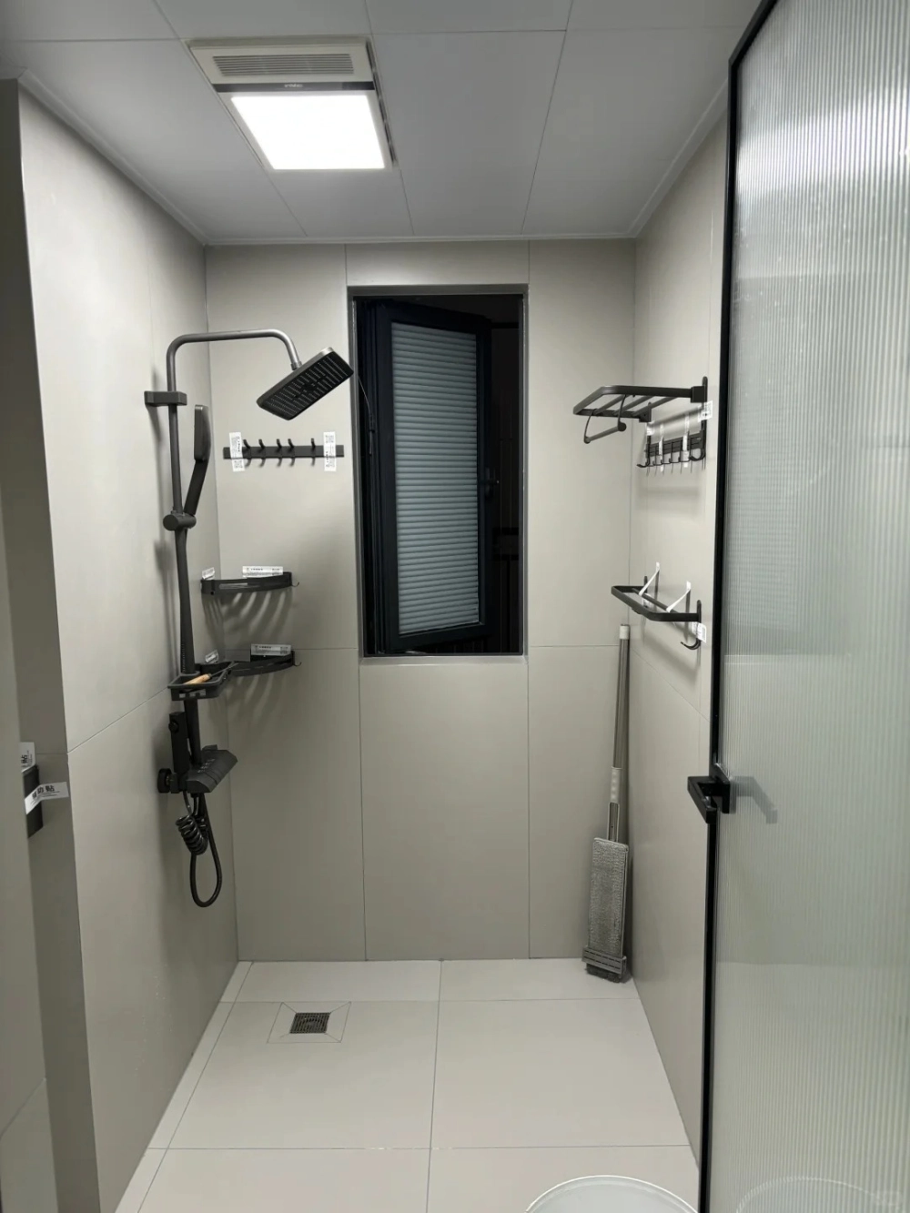 Tổng hợp phụ kiện nhà tắm inox 304 bố trí khoa học