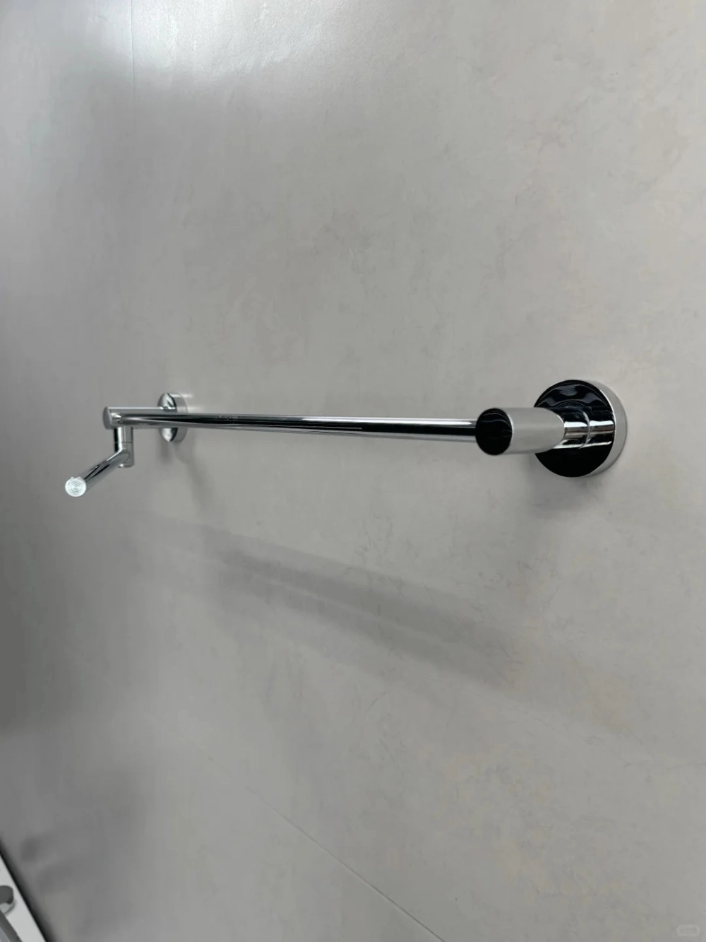 Thanh treo khăn đơn inox 304 lắp đặt trên tường gạch xám