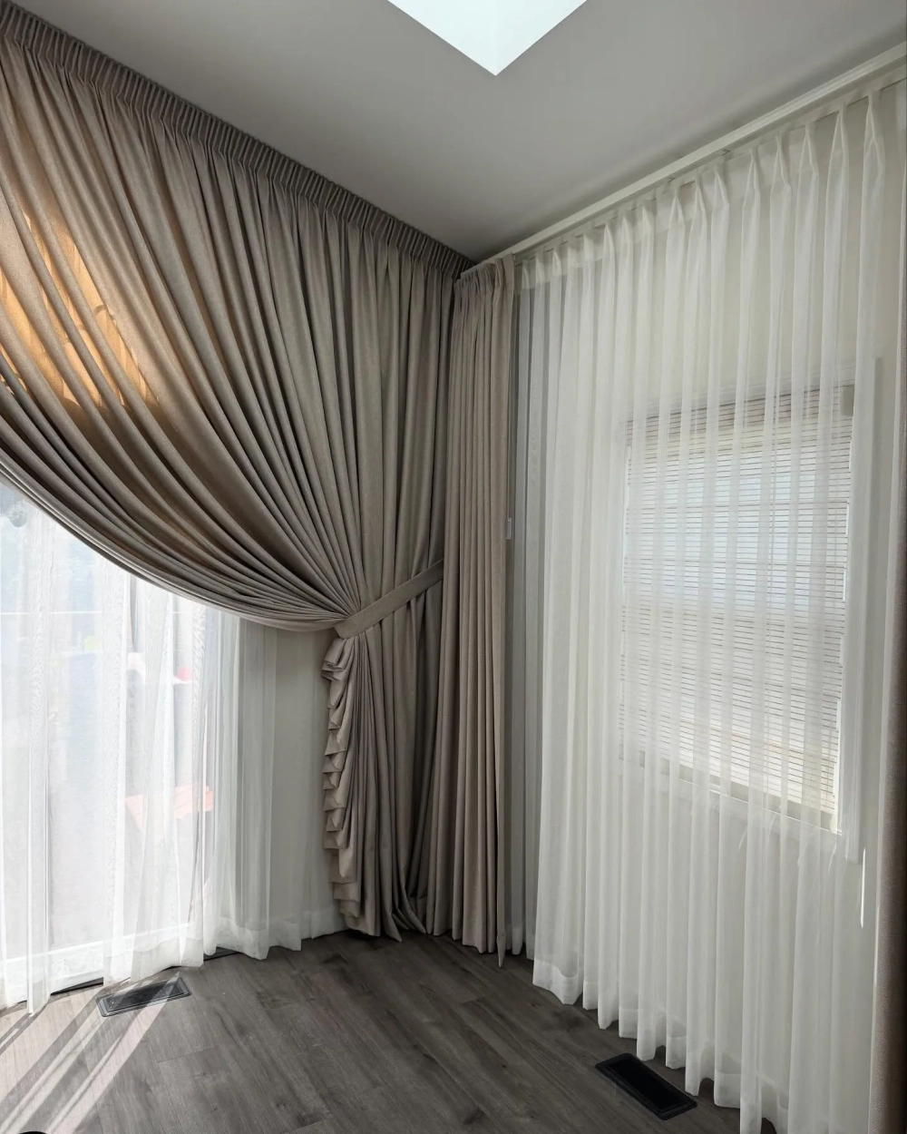 Hình ảnh rèm vải 2 lớp che nắng hướng tây hiệu quả cho căn hộ