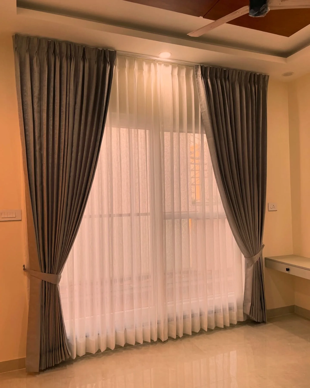 Mẫu rèm vải 2 lớp màu trung tính tạo vẻ đẹp thanh lịch cho phòng khách