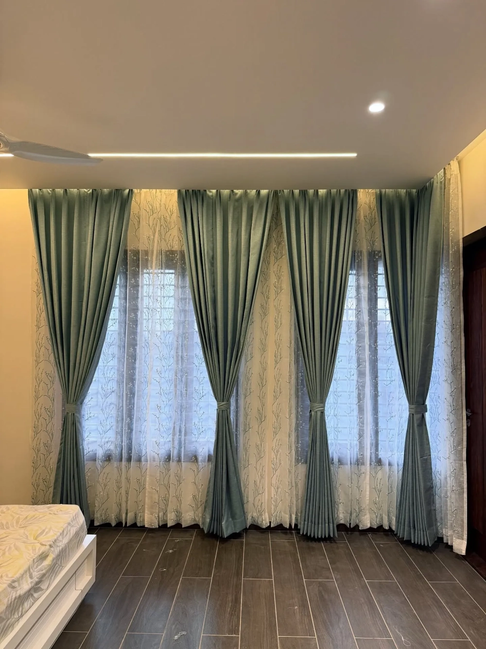 Kiểu rèm vải 2 lớp đơn sắc tối giản cho phòng làm việc chuyên nghiệp