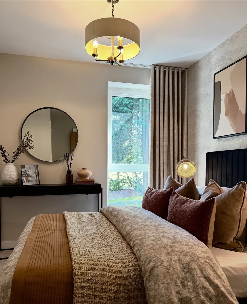 Thiết kế phòng ngủ nhỏ tích hợp bàn làm việc bên cửa sổ