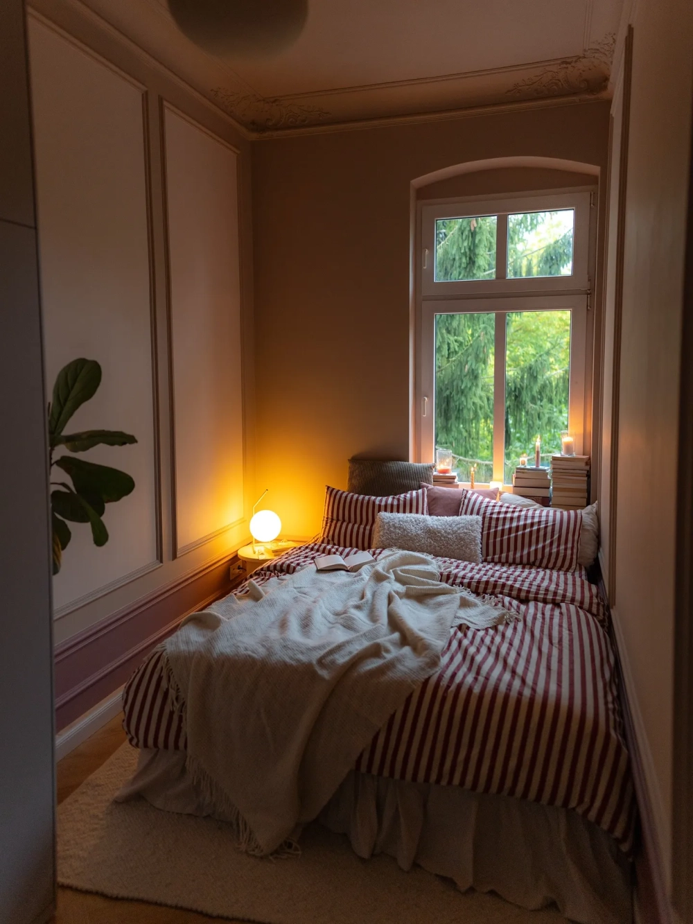 Thiết kế phòng ngủ nhỏ tích hợp bàn làm việc bên cửa sổ