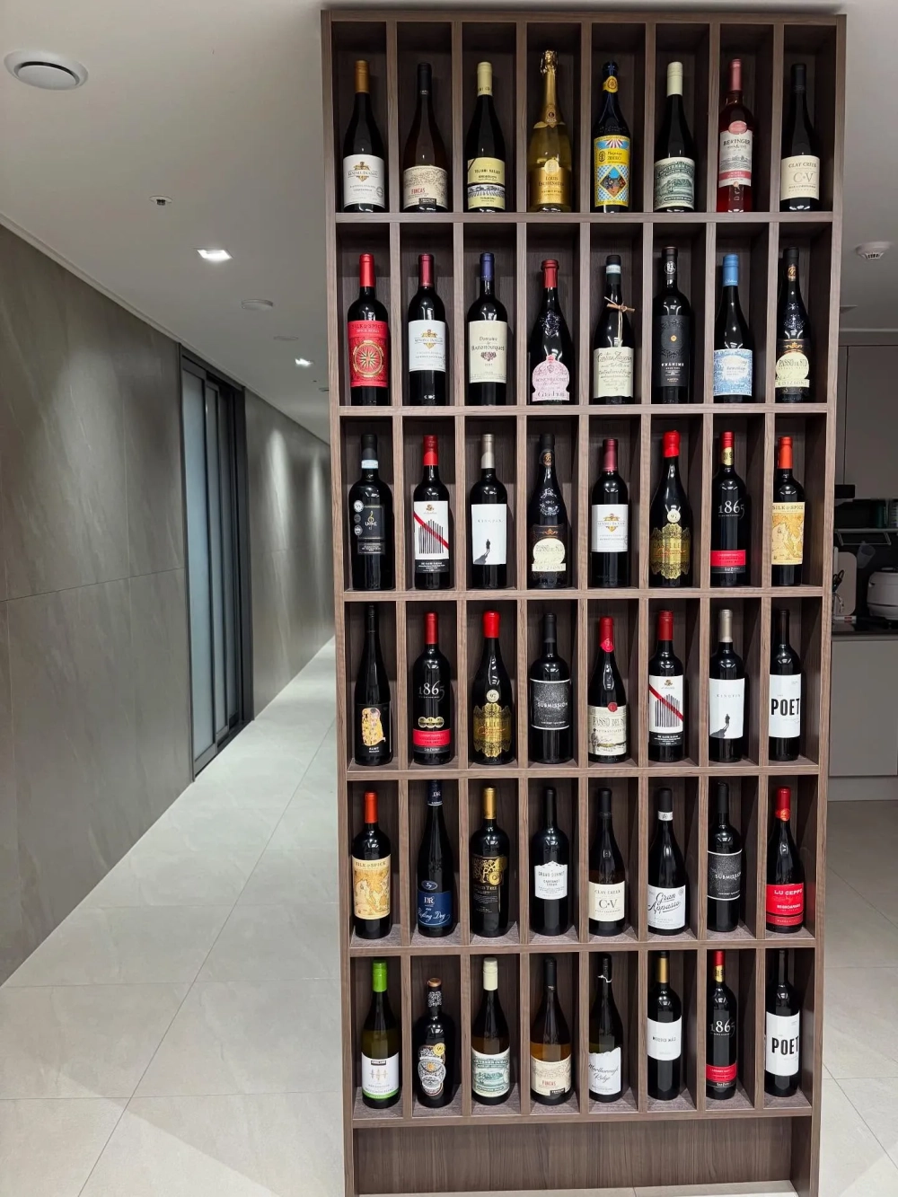 Tủ rượu treo tường thiết kế nhỏ gọn và độc đáo