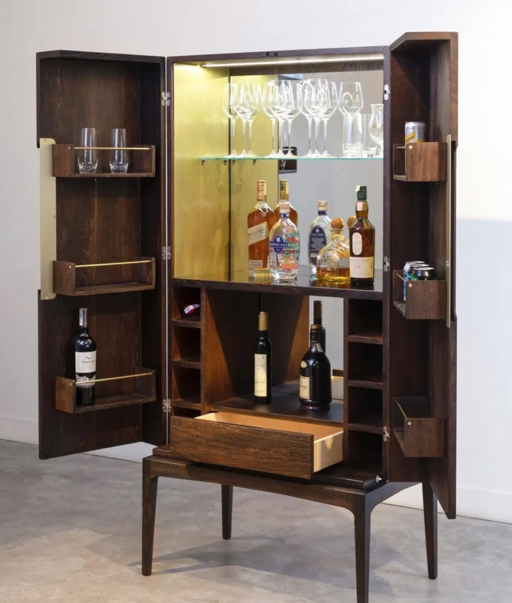 Tủ rượu trưng bày rượu mạnh với nhiều ngăn ô đa dạng