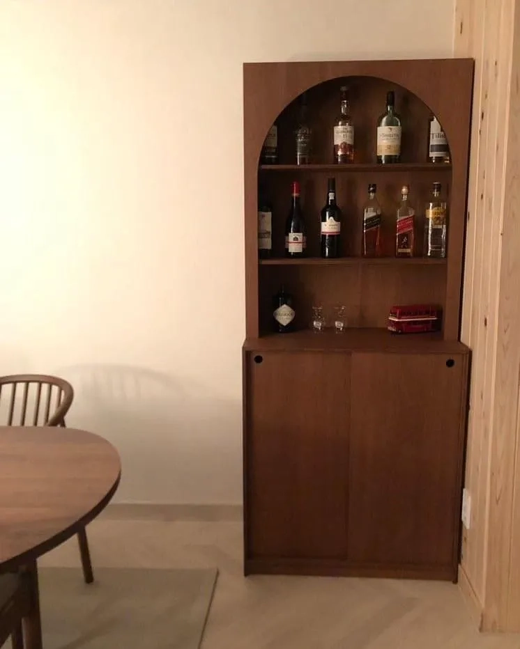 Tủ rượu gỗ công nghiệp màu óc chó sang trọng cho phòng khách