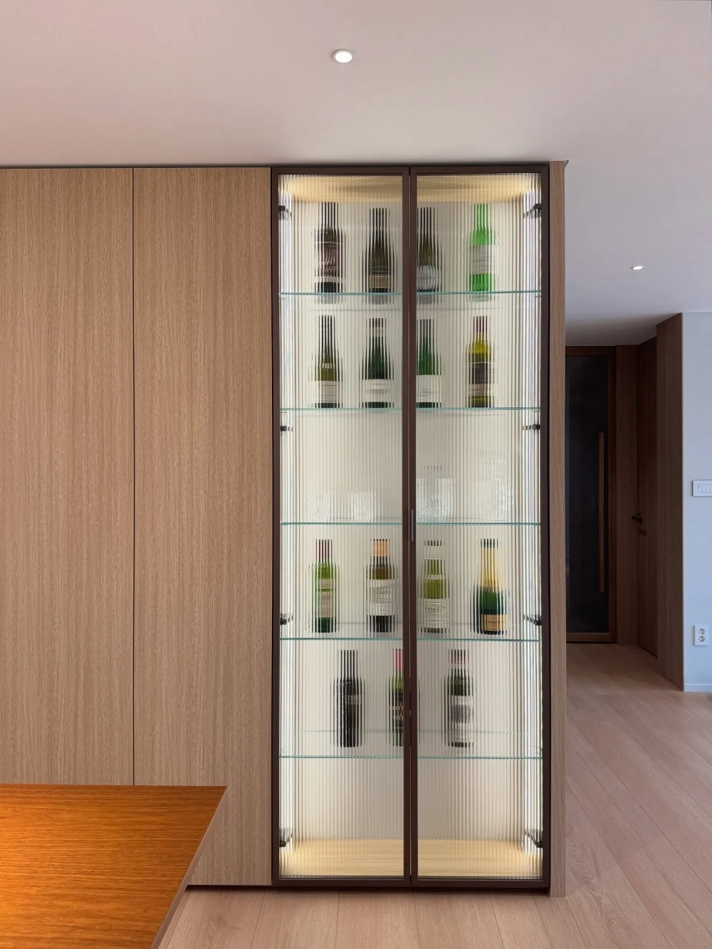 Mẫu tủ rượu kết hợp kệ tivi đa năng cho nhà phố