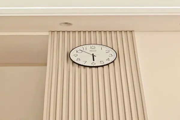 Đồng hồ treo tường mang hơi thở hiện đại vào phòng khách