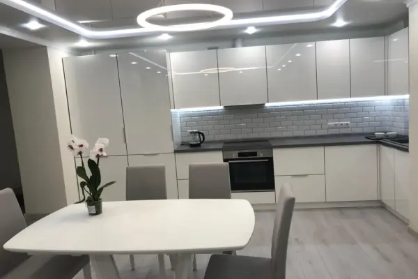 Mẫu tủ bếp nhựa cao cấp cánh phủ acrylic đẹp long lanh