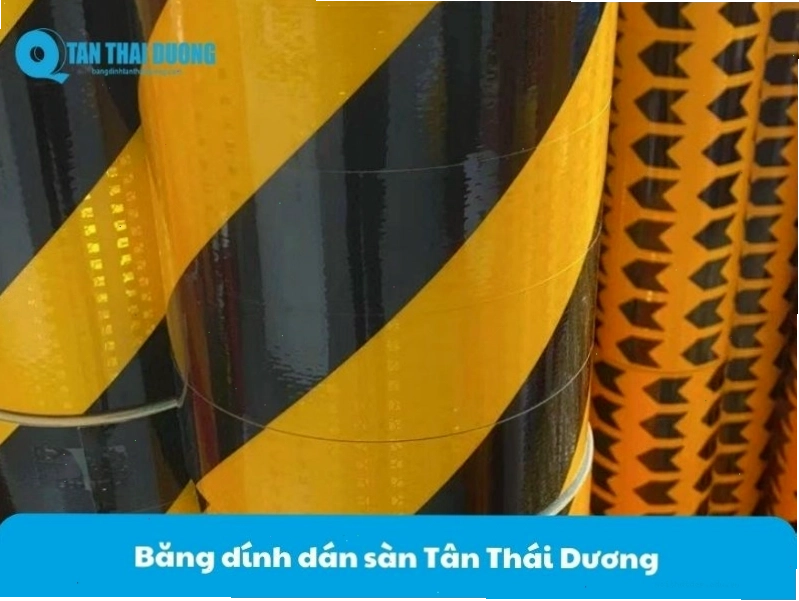 Băng dính dán sàn được thi công hoàn thiện trên bề mặt phẳng