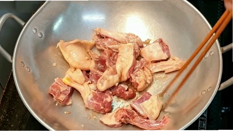 Công đoạn xào săn thịt vịt với các loại gia vị thơm nồng