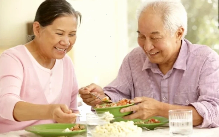 Cách vượt qua cô đơn khi tuổi già không có con bên cạnh - Ảnh 3.