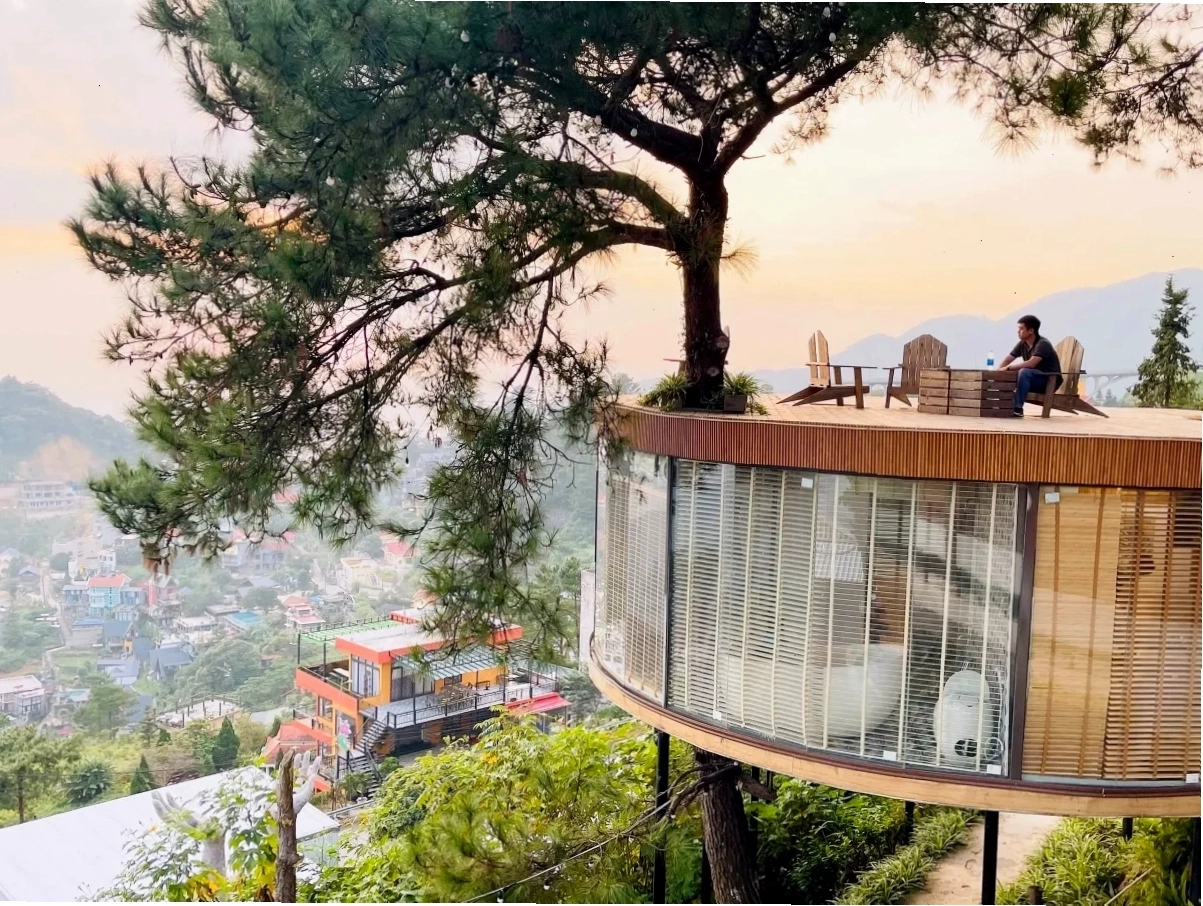 Hoàng hôn rực rỡ nhìn từ khách sạn Tam Đảo view núi